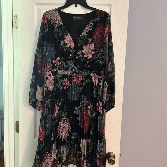 Dress Forum Dresses & Skirts - Dress forum black pleated dress